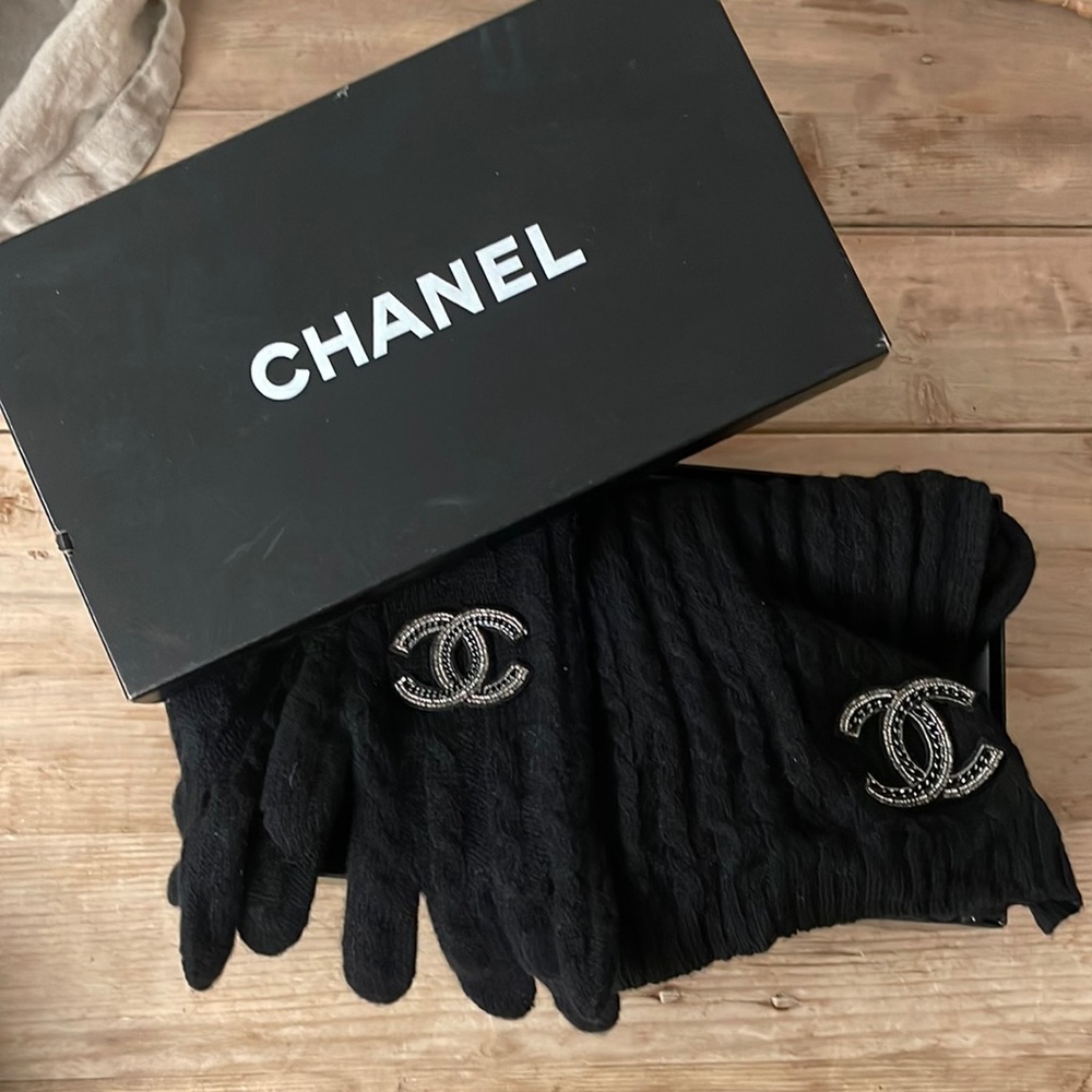 CHANEL GLOVES AND SCARF